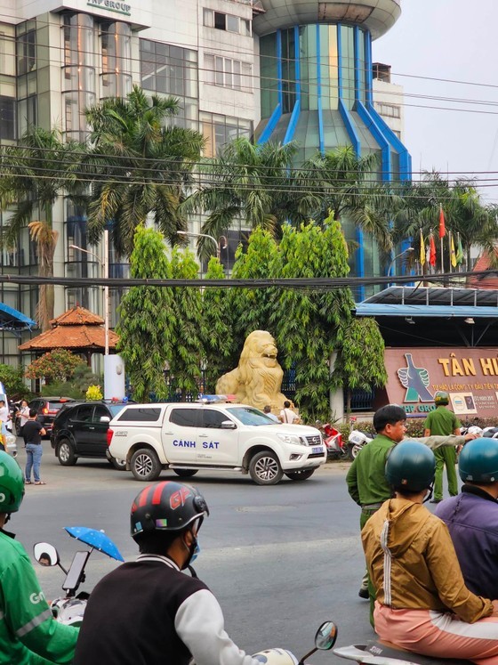 Police block off the area in front of Binh Duong Boulevard and the headquarters of Tan Hiep Phat Group, which is also its manufacturing plant, for a search operation. (Photo: SGGP)