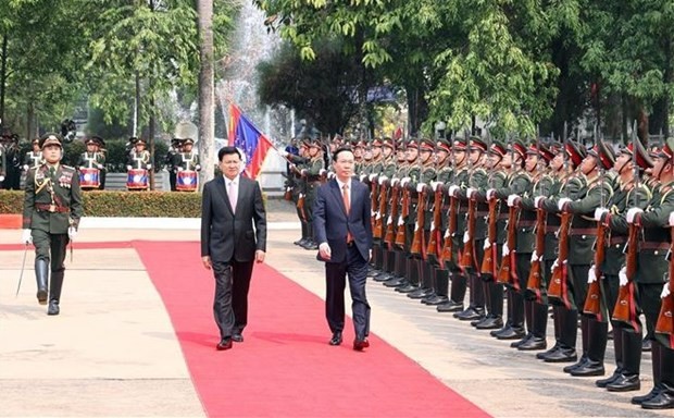 President Vo Van Thuong and Party General Secretary and President of Laos Thongloun Sisoulith review the Lao honor guard at the welcome ceremony for the Vietnamese President (Photo: VNA).