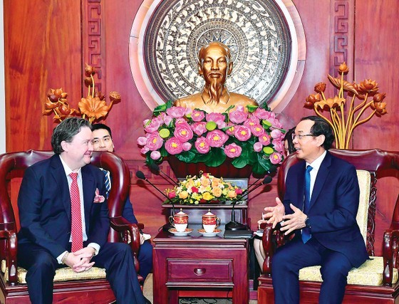 Secretary of the HCMC Party Committee Nguyen Van Nen receives US Ambassador to Vietnam Marc E.Knapper. (Photo: SGGP)