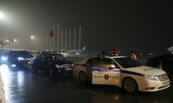 Priority convoy waiting at the parking lot next to VIP A lobby, Noi Bai International Airport. (Photo: SGGP)