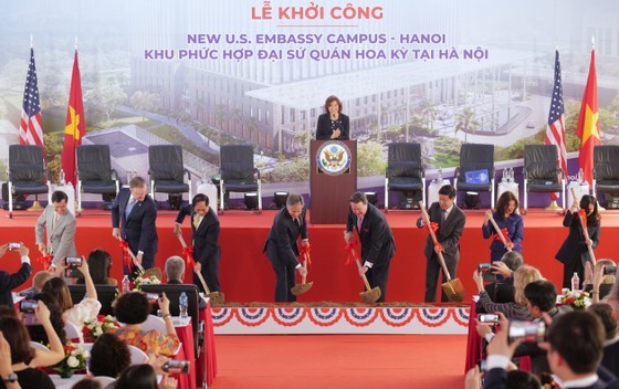 Foreign Minister Bui Thanh Son, US Secretary of State Antony Blinken, and delegates perform the groundbreaking ceremony of the new US Embassy Campus in Hanoi on the morning of April 15. (Photo: SGGP)