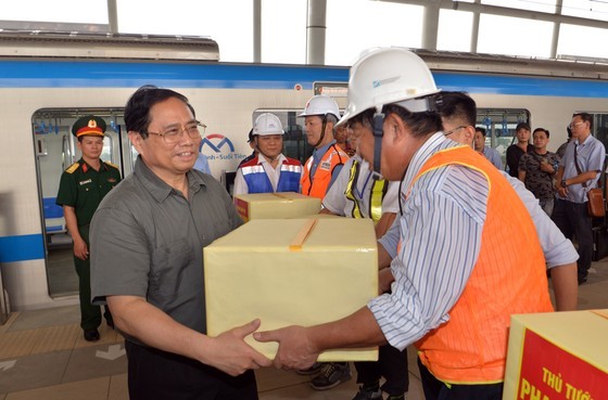 Prime Minister gives gifts to the staff of Ben Thanh - Suoi Tien metro. (Photo: SGGP) Prime Minister gives gifts to the staff of Ben Thanh - Suoi Tien metro. (Photo: SGGP)