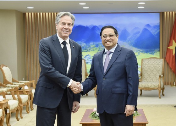 Prime Minister Pham Minh Chinh (R) hosts US Secretary of State Antony Blinken on the morning of April 15. (Photo: SGGP) Prime Minister Pham Minh Chinh (R) hosts US Secretary of State Antony Blinken on the morning of April 15. (Photo: SGGP)