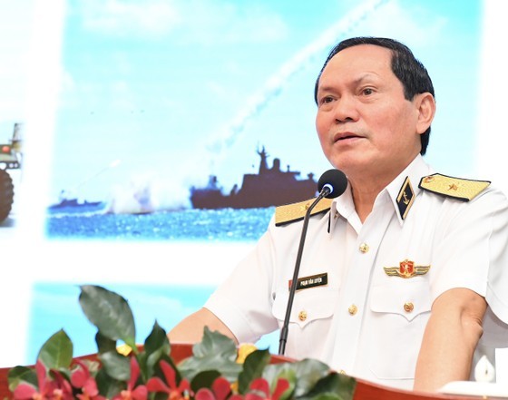 Rear Admiral Pham Van Luyen provides updates on the sea and island situation in recent times. (Photo: SGGP)