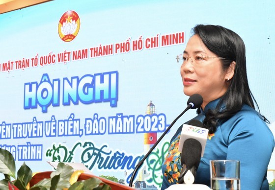 Ms. Tran Kim Yen, Chairwoman of the Vietnam Fatherland Front Committee of HCMC, launches the program "For a Green Truong Sa". (Photo: SGGP)