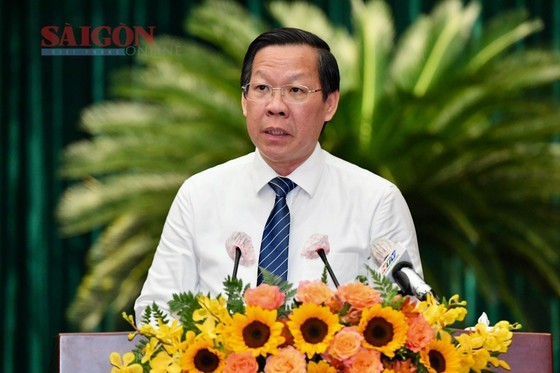 Mr. Phan Van Mai, Chairman of the People's Committee of HCMC, speaks at the meeting of the HCMC People's Council on April 18. (Photo: SGGP)