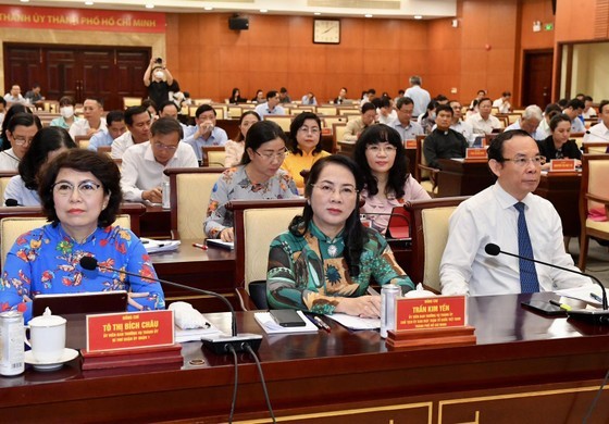 Mr. Nguyen Van Nen, Secretary of the HCMC Party Committee (R), and other delegates attend the thematic meeting of the People's Council of HCMC. (Photo: SGGP)