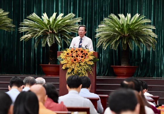 Mr. Phan Van Mai, Chairman of the People's Committee of HCMC, speaks at the meeting of the HCMC People's Council on April 18. (Photo: SGGP)