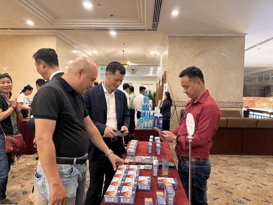 Mr. Do Quoc Hung, Deputy Director of the Asia-Africa Market Department under the Ministry of Industry and Trade, discusses with businesses about export conditions to Japan and Korea. (Photo: SGGP)