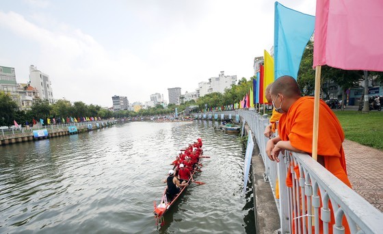 The training sessions of the boat racing teams have captured the interest of the audience