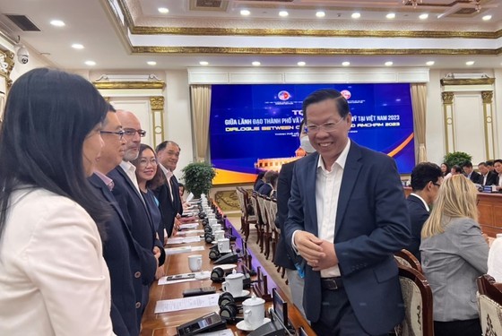 Chairman of HCMC People's Committee Phan Van Mai discusses with US businesses.