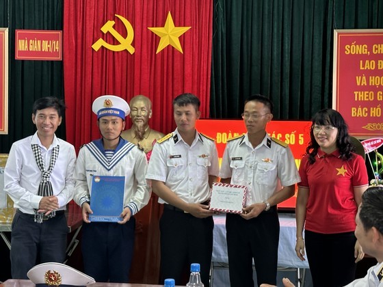 HCMC leaders present gifts and provide words of encouragement to HCMC citizens who are currently serving duty at the DK1/14 rig.