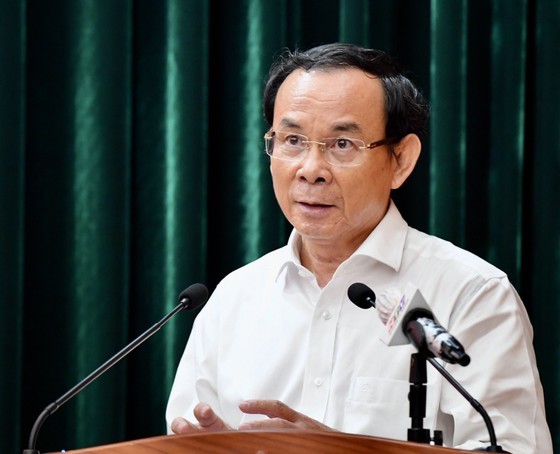 Secretary of the HCMC Party Committee Nguyen Van Nen speaks at the meeting.