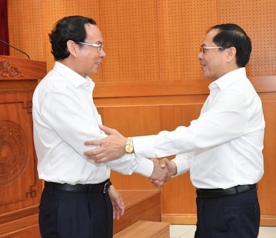Secretary of the HCMC Party Committee Nguyen Van Nen talks with Minister of Foreign Affairs Bui Thanh Son.