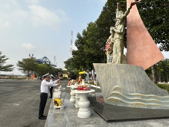 Lieutenant General Nguyen Van Bong offers incense at the Monument of Martyrs of the No-Number Fleet.