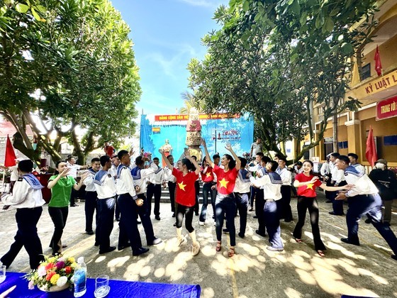 Soldiers of An Bang Island excitedly participate in musical performances by artists of the HCMC Delegation.