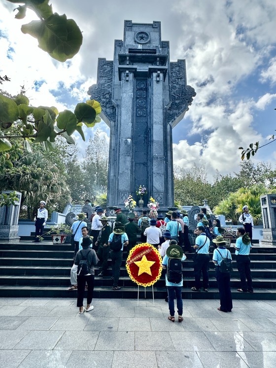 Working Delegation No. 5 offers incense at the Truong Sa Martyrs Memorial.