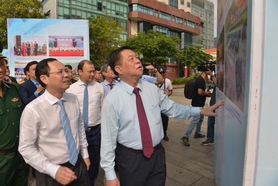 Delegates visit the photo exhibition. (Photo: SGGP)