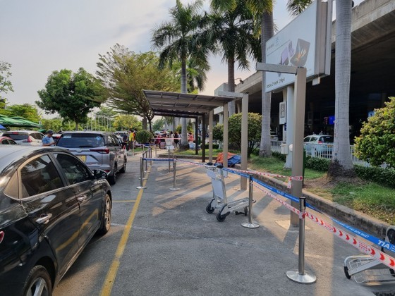 A canopy system is installed at the international terminal parking lot of Tan Son Nhat International Airport for ride-hailing services to pick up and drop off passengers.