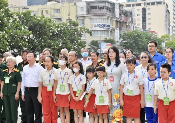 Tourists offer incense at President Ho Chi Minh Monument Park on the morning of April 29. Tourists offer incense at President Ho Chi Minh Monument Park on the morning of April 29.