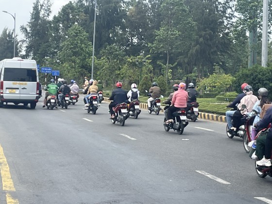 Traffic volume is gradually increasing on the Rach Mieu Bridge.