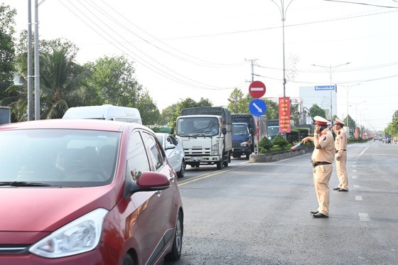 The traffic police in Ben Tre and Tien Giang provinces work diligently to ease traffic jams.