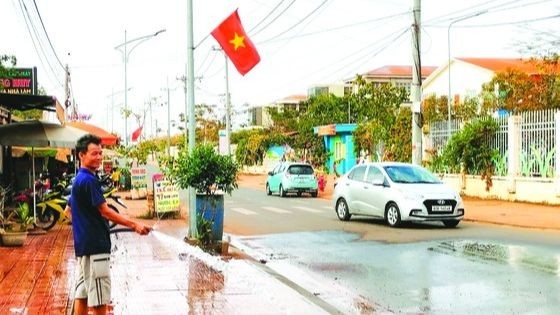 The residents of Hamlet 1 in Binh Son Commune, Long Thanh District, have to spray water to reduce the amount of dust that enters their homes.
