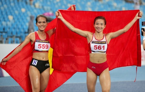 Nguyen Thi Oanh and Pham Thi Hong Le win the first and second place in the women's 5000m final.