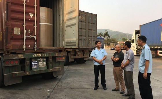 Controlling goods through Lao Bao International Border Gate (Quang Tri Province).