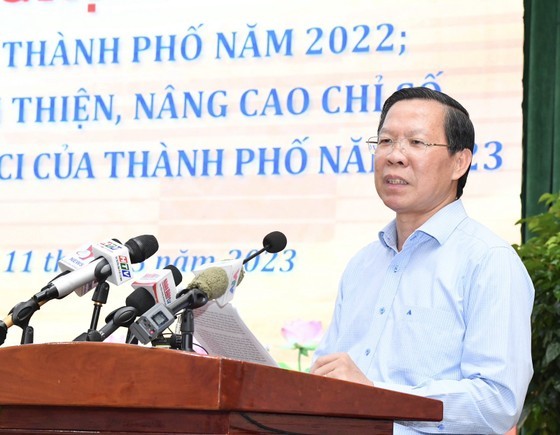 Mr. Phan Van Mai, Chairman of the People's Committee of HCMC, speaks at the meeting.
