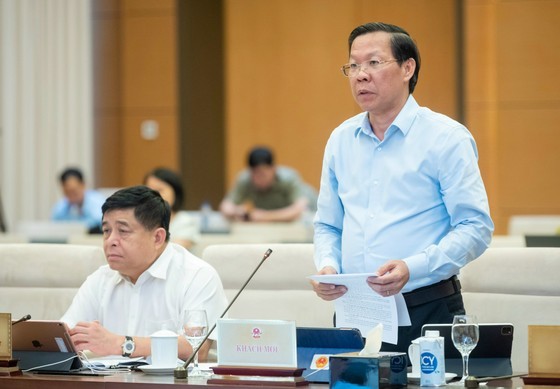 Chairman of the HCMC People’s Committee Phan Van Mai speaks at the meeting. (Photo: SGGP)