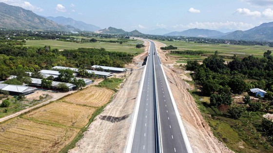 The Cam Lam - Nha Trang Expressway has been basically completed. The Cam Lam - Nha Trang Expressway has been basically completed.