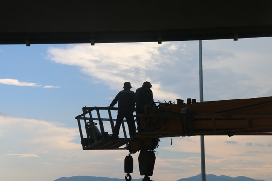Workers install the lighting system. Workers install the lighting system.