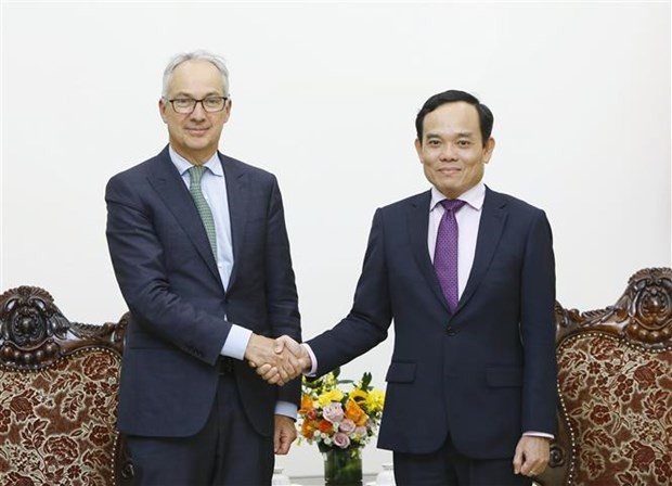 Deputy Prime Minister Tran Luu Quang (R) shakes hands with Nicholas Moore, Australia's Special Envoy for Southeast Asia. (Photo: VNA)