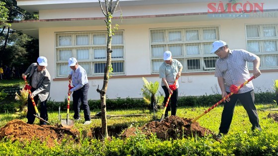 At the ceremony, 530 Himalayan wild cherry trees are planted in the campus of Da Lat University.