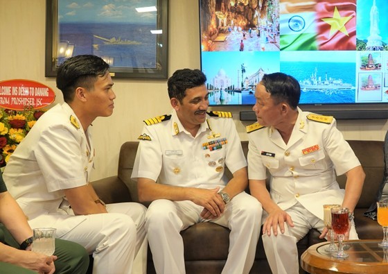 The two sides discuss and exchange information.