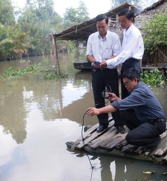 Functional officials of Hau Giang Province check the salinity in the river.