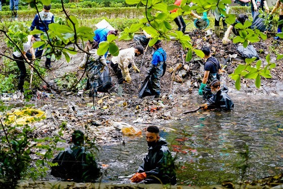 The team select heavily polluted canals and ditches to carry out cleaning work.