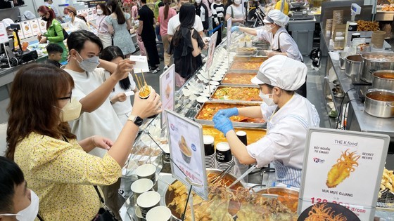 Consumers buy ready-made food at a supermarket. Consumers buy ready-made food at a supermarket.