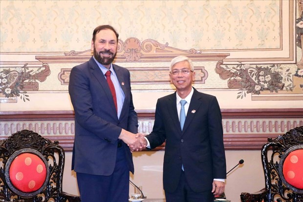 Vice Chairman of the Ho Chi Minh City People’s Committee Vo Van Hoan receives Jagrup Brar, Minister of State for Trade at the Ministry of Jobs, Economic Development and Innovation in the Canadian province of British Columbia. (Photo: VNA)