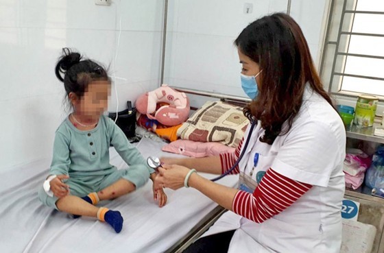 A doctor at the National Children's Hospital examines a child with chickenpox.
