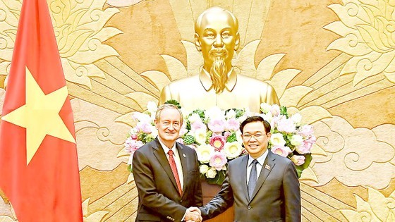 National Assembly Chairman Vuong Dinh Hue and US Senator Mike Crapo (Photo: SGGP)