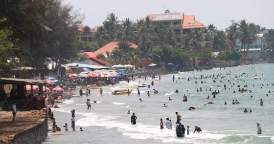 The beaches in Phan Thiet City (Binh Thuan Province) are crowded with tourists on weekends.