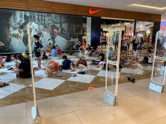 On June 2, as a result of the heatwave and power outage, residents in Ha Long (Quang Ninh) seek refuge at Vincom Ha Long for some relief.