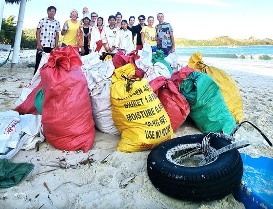Every month, the Greenlife Forward youth group, accompanied by foreign tourists, engages in cleaning up marine waste in Song Cau Town in Phu Yen Province.