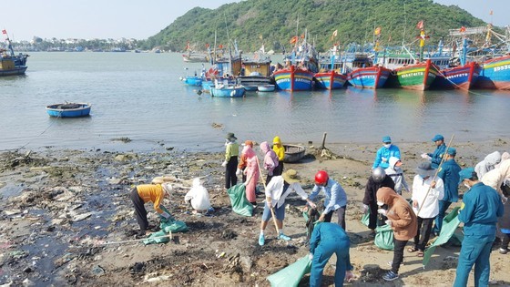 People in Cat Khanh Commune clean up the De Gi estuary.