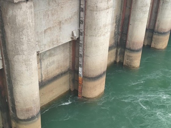 The water level in the Thac Ba Hydroelectric Reservoir has dropped below the dead water level. The water level in the Thac Ba Hydroelectric Reservoir has dropped below the dead water level.