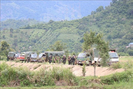 The police deploy a plan to encircle and capture the suspects at Ca Ngua Bridge, Dong Son Hamlet, Hoa Hiep Commune, Cu Kuin District. (Photo: VNA)