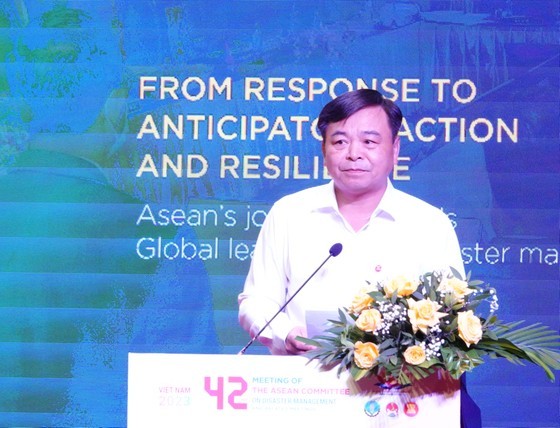 Mr. Nguyen Hoang Hiep, Deputy Minister of the Ministry of Agriculture and Rural Development, speaks at the conference.