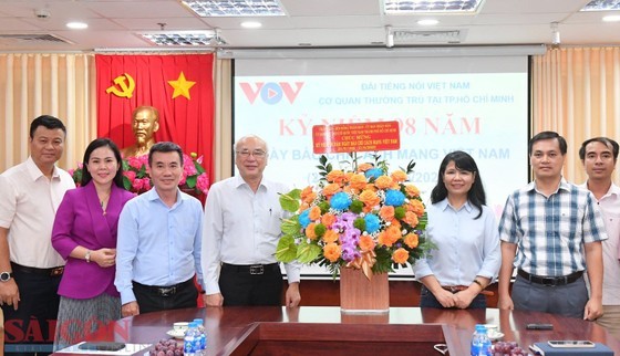 The delegation of HCMC leaders visits the resident agency of the Voice of Vietnam in HCMC.